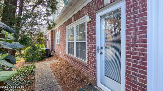 5943 Ashwood Bluff Dr, Louisville, KY 40207