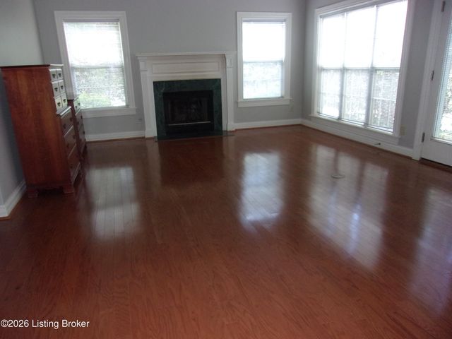 5943 Ashwood Bluff Dr, Louisville, KY 40207