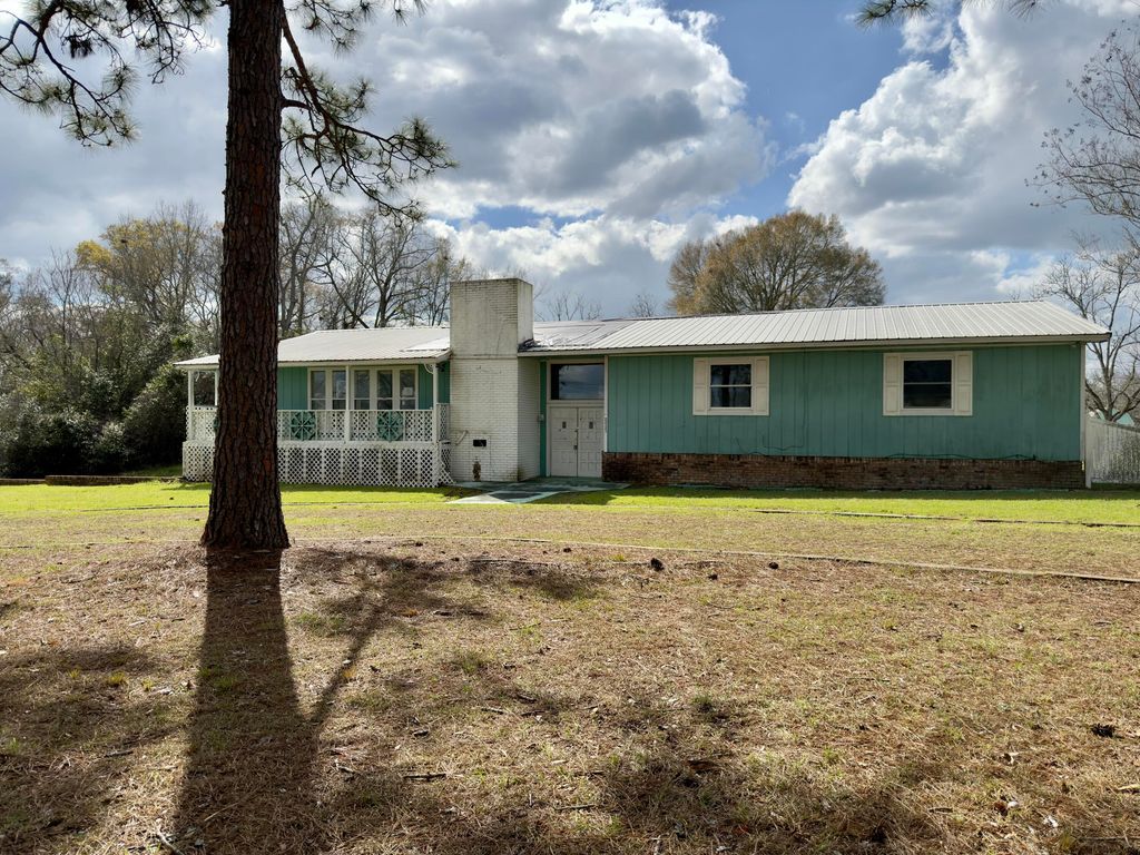 22121 Hwy 331, Laurel Hill, FL 32567