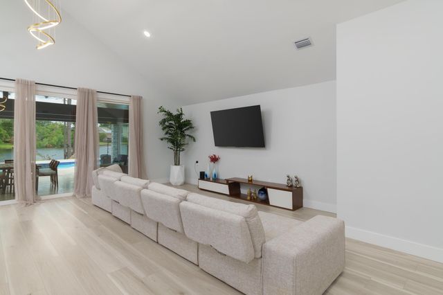 73 Baracuda Dr., Hattiesburg, MS 39402