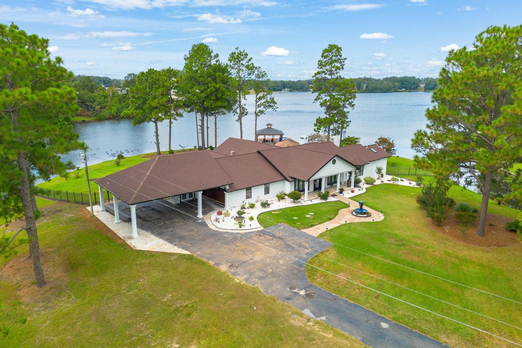 73 Baracuda Dr., Hattiesburg, MS 39402