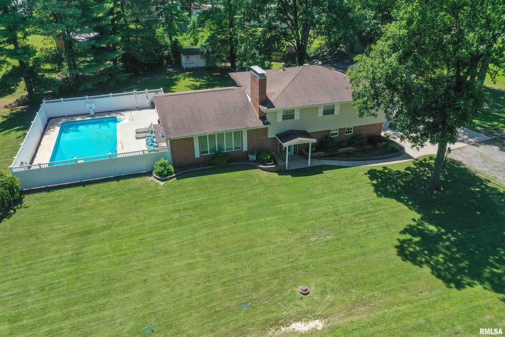 Image 1 of property listing at 228 S LAKEVIEW Drive, Salem, IL 62881