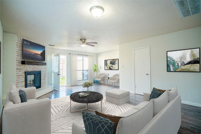 512 Birdsong Drive, League City, TX 77573