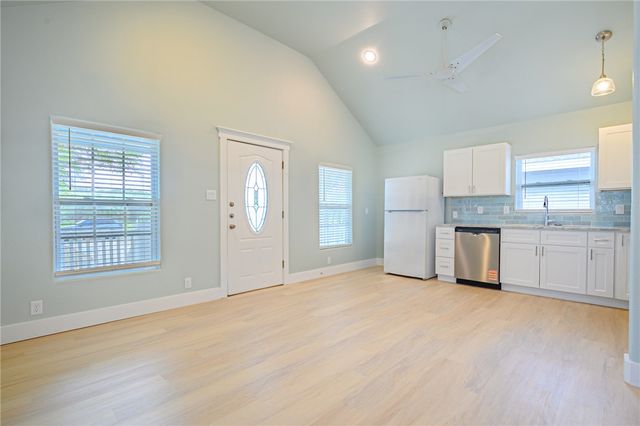 712 Moline St, Rockport, TX 78382