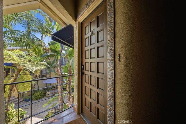 1615 N Laurel Avenue 214, Hollywood, CA 90046