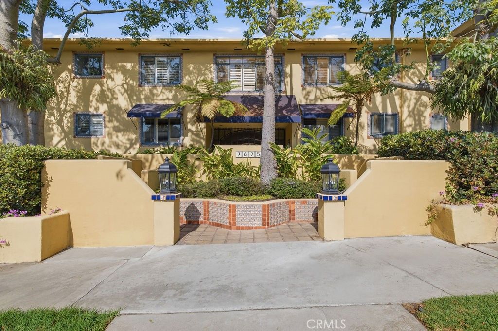 1615 N Laurel Avenue 214, Hollywood, CA 90046
