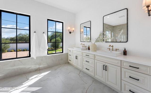 10229 N 64th Street, Paradise Valley, AZ 85253