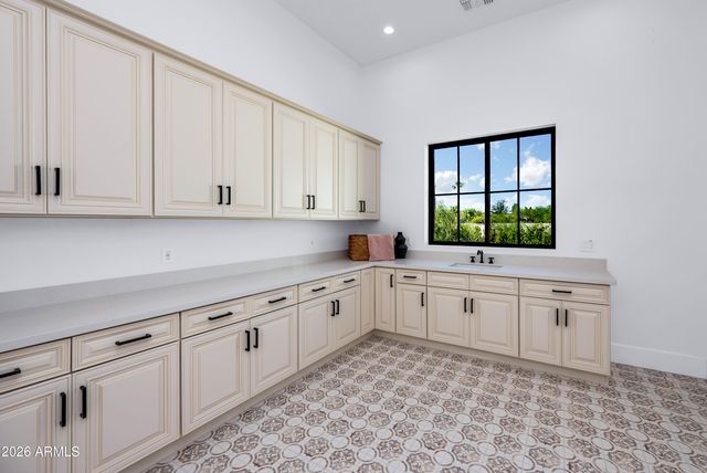 10229 N 64th Street, Paradise Valley, AZ 85253