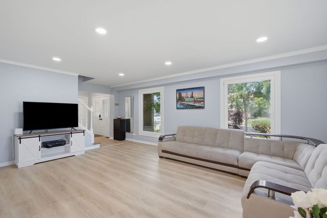 1623 W Bray Court, Arlington Heights, IL 60005