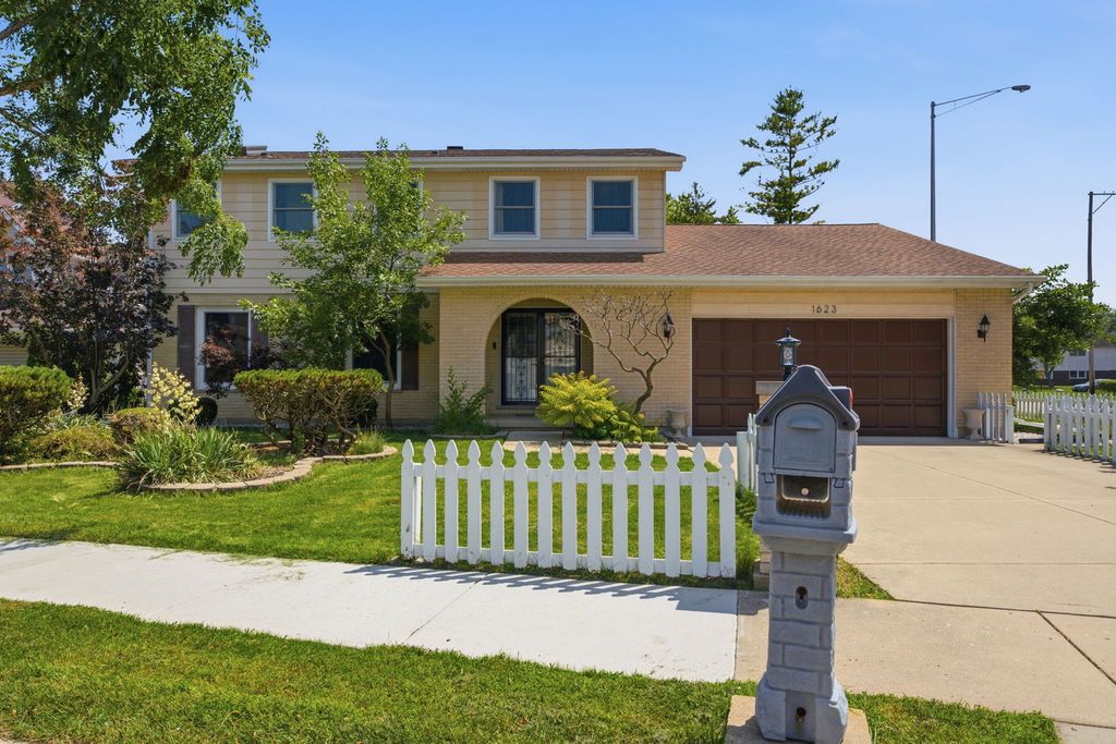 1623 W Bray Court, Arlington Heights, IL 60005