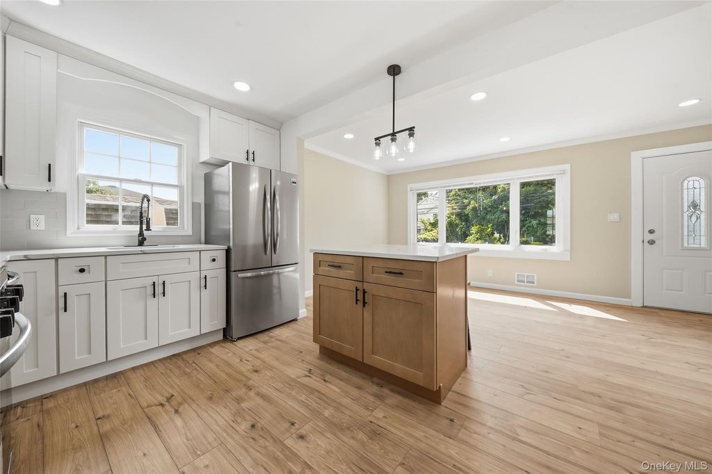 21 Independence Avenue, Babylon, NY 11702 — photo 5