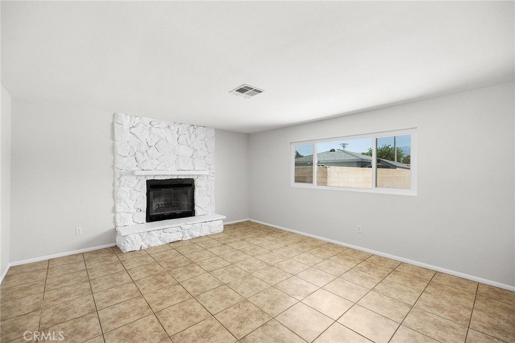 Image 12 of property listing at 709 Carol, Hemet, CA 92543