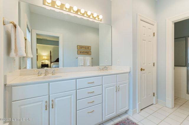 6002 Winding Bluff Ct, Louisville, KY 40207