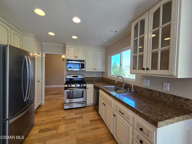 208 Calle Tamega, Camarillo, CA 93012