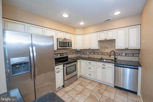 68 CATHERINE CT, Levittown, PA 19057