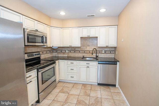 68 CATHERINE CT, Levittown, PA 19057