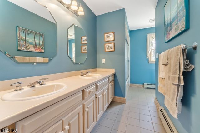 95 Pleasant Run Rd, Readington Twp., NJ 08822