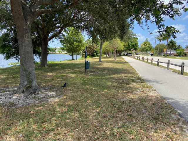 2920 Cynthia Lane 202, Lake Worth Beach, FL 33461
