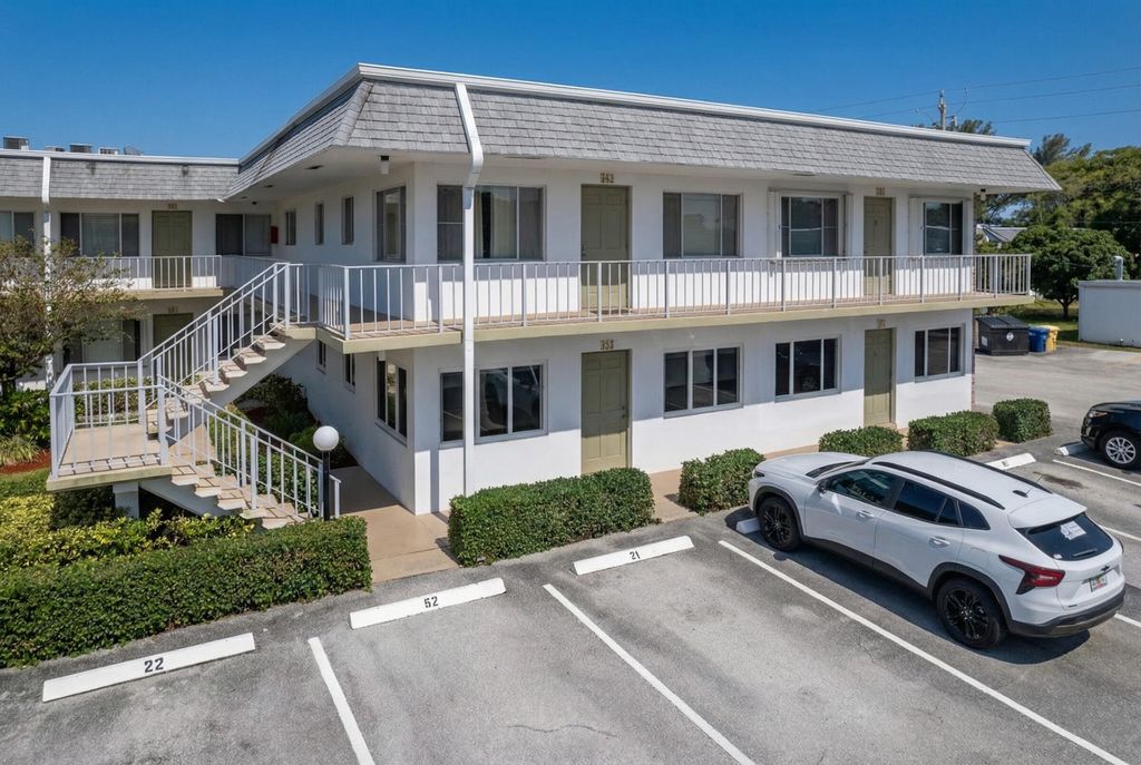 2920 Cynthia Lane 202, Lake Worth Beach, FL 33461