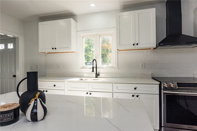 40 Greenwich Avenue, West Warwick, RI 02893