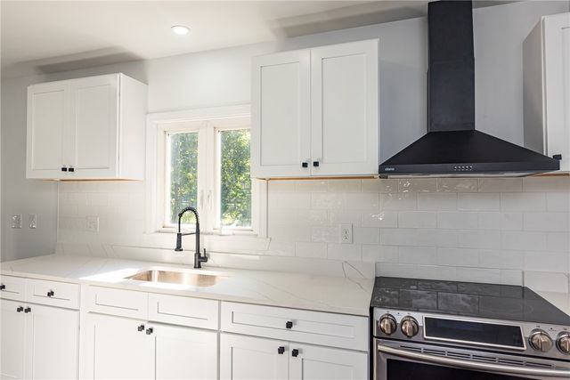 40 Greenwich Avenue, West Warwick, RI 02893