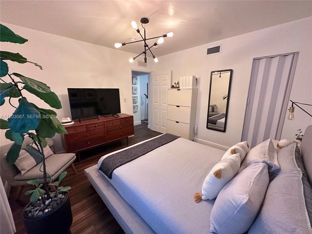 540 NW 7th St 44, Miami, FL 33136