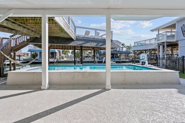 214 Sampan Drive, Tiki Island, TX 77554