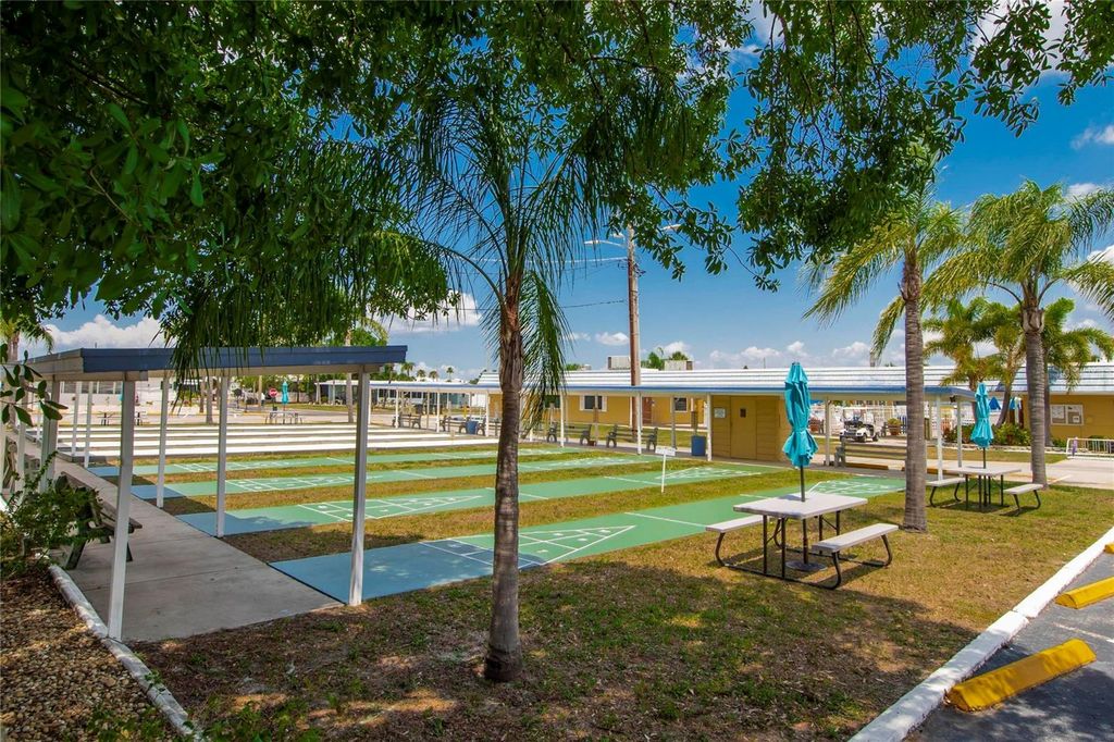 Image 12 of property listing at 105 SAINT MARTINS WAY, Apollo Beach, FL 33572