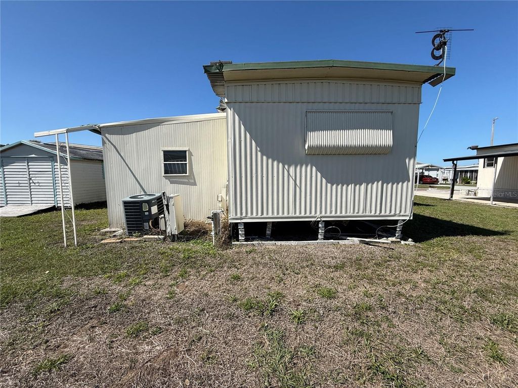 Image 3 of property listing at 105 SAINT MARTINS WAY, Apollo Beach, FL 33572