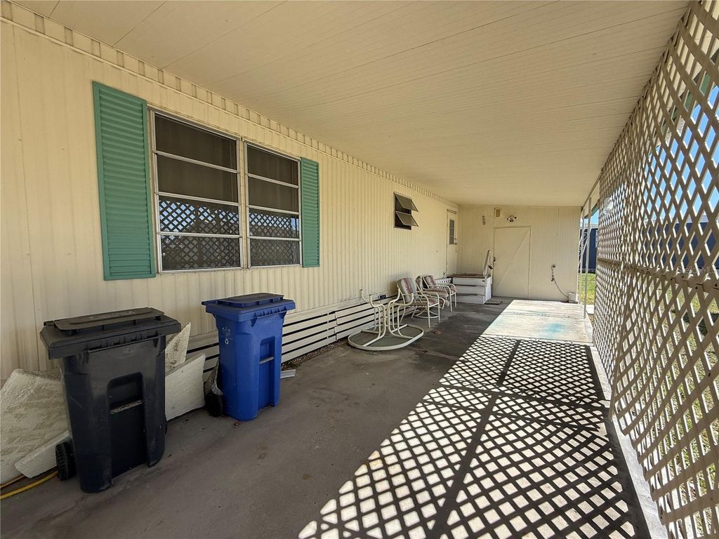 Image 5 of property listing at 105 SAINT MARTINS WAY, Apollo Beach, FL 33572