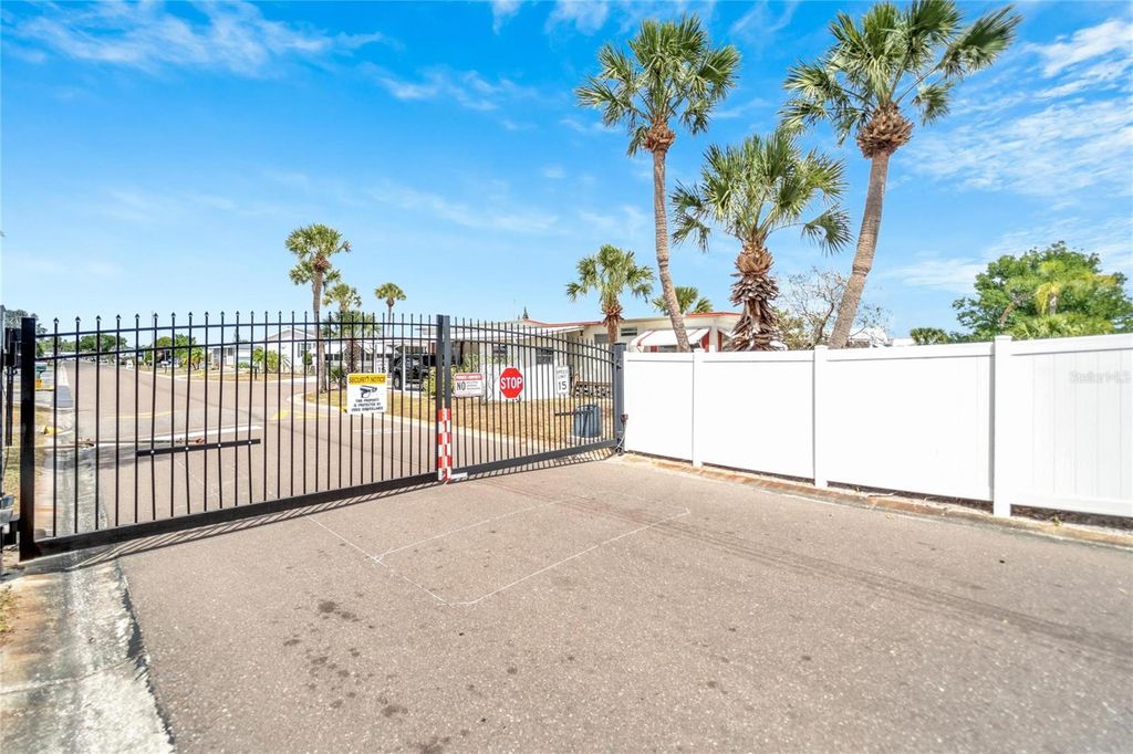 Image 7 of property listing at 105 SAINT MARTINS WAY, Apollo Beach, FL 33572