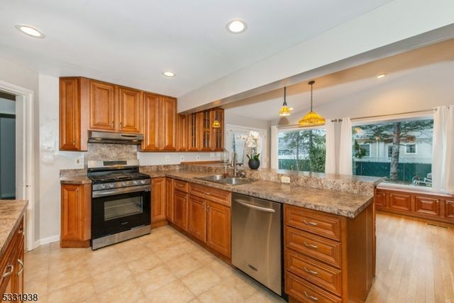 35 Taggart Way, Saddle Brook Twp., NJ 07663