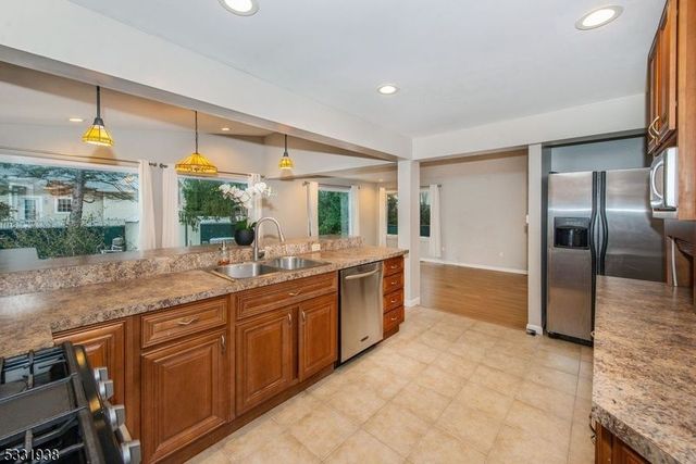 35 Taggart Way, Saddle Brook Twp., NJ 07663