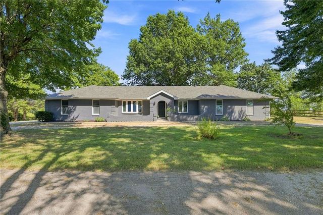 16413 Quinn Road, Smithville, MO 64089