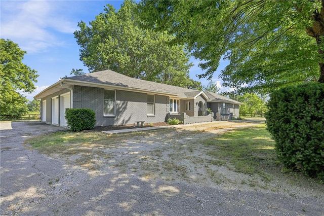 16413 Quinn Road, Smithville, MO 64089