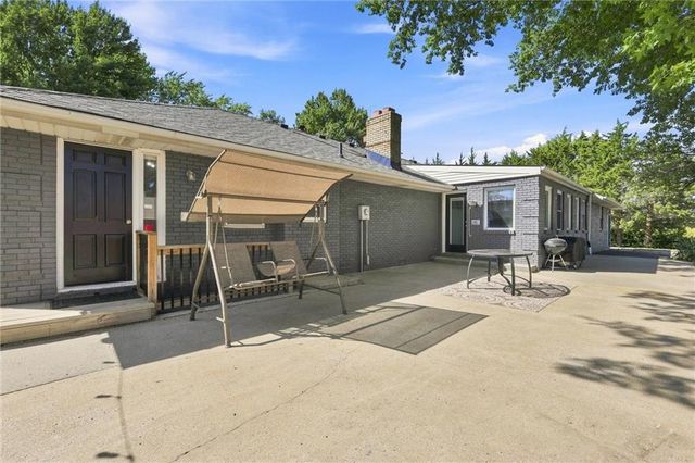 16413 Quinn Road, Smithville, MO 64089