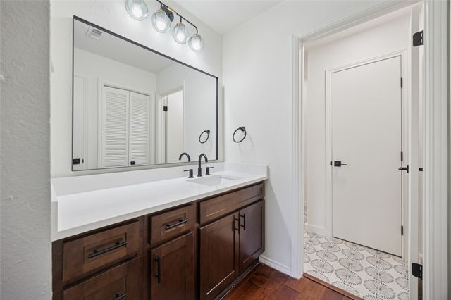 712 Oakwood Trail, Fort Worth, TX 76112