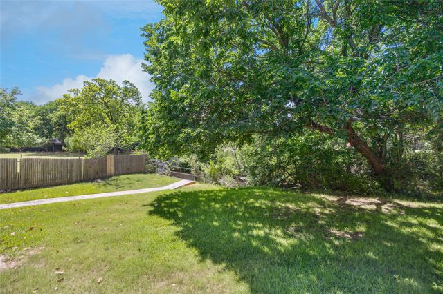 712 Oakwood Trail, Fort Worth, TX 76112