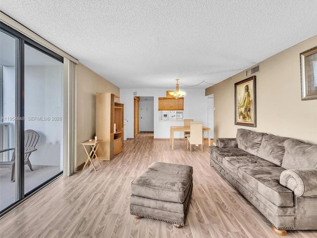 3731 N Country Club Dr 1223, Aventura, FL 33180