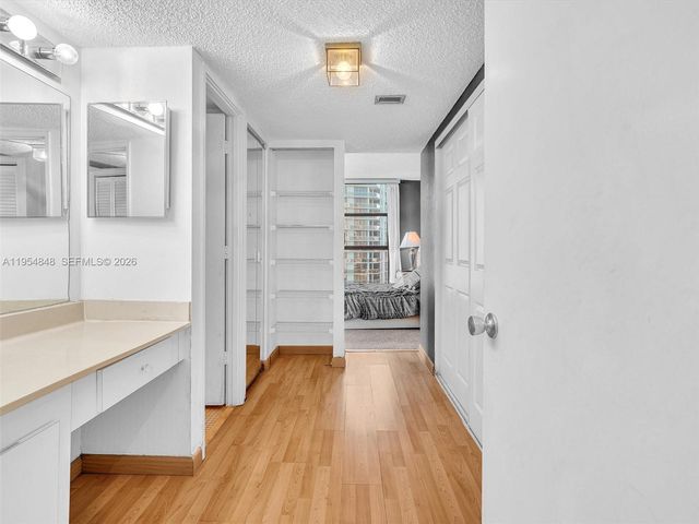 3731 N Country Club Dr 1223, Aventura, FL 33180