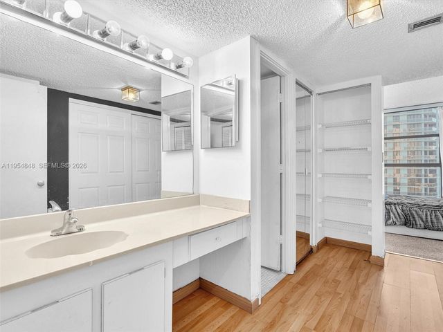 3731 N Country Club Dr 1223, Aventura, FL 33180