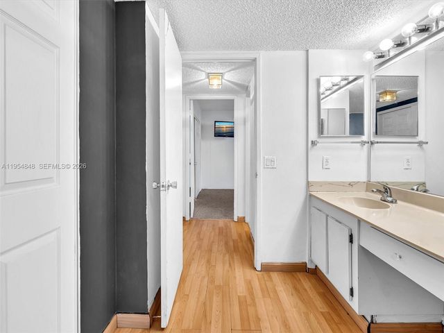 3731 N Country Club Dr 1223, Aventura, FL 33180