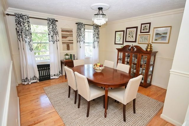 2597 Monterey Dr, Upper St Clair, PA 15241