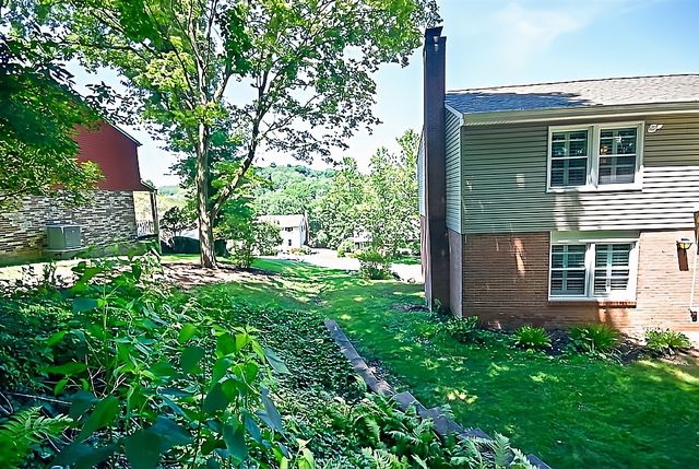 2597 Monterey Dr, Upper St Clair, PA 15241