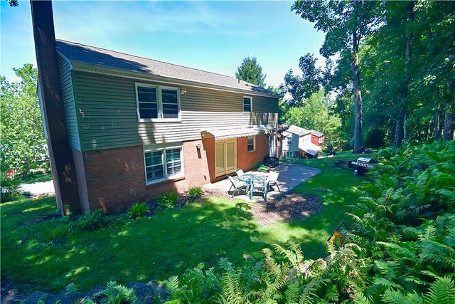 2597 Monterey Dr, Upper St Clair, PA 15241