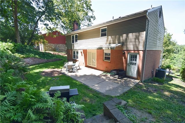 2597 Monterey Dr, Upper St Clair, PA 15241