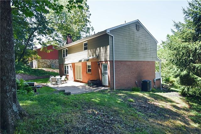 2597 Monterey Dr, Upper St Clair, PA 15241