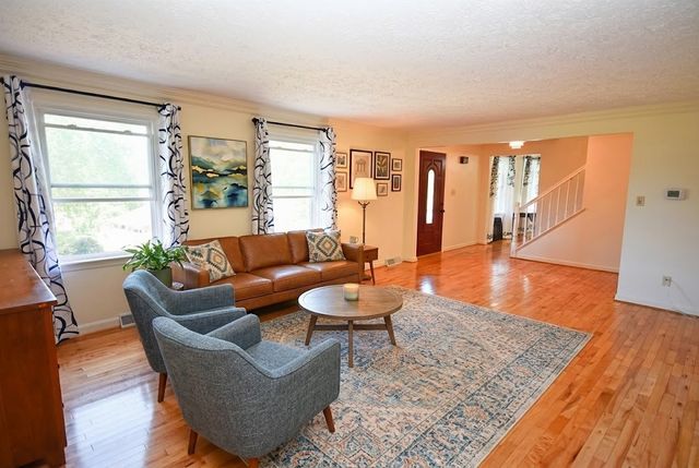 2597 Monterey Dr, Upper St Clair, PA 15241