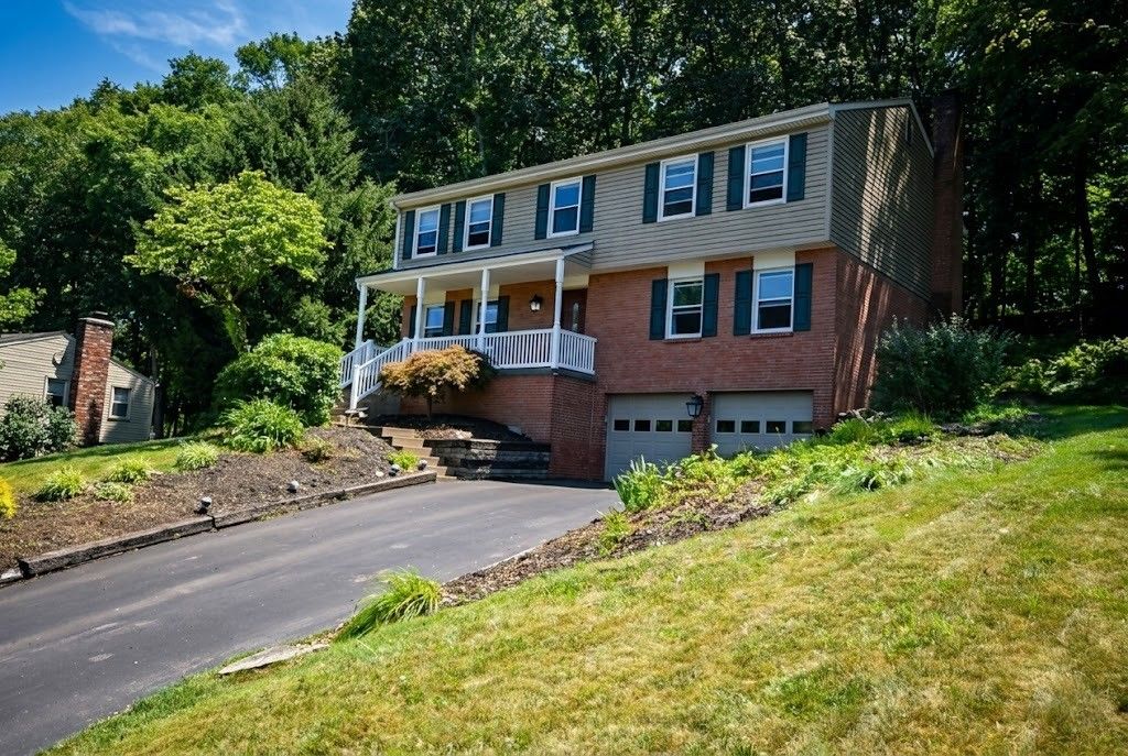 2597 Monterey Dr, Upper St Clair, PA 15241