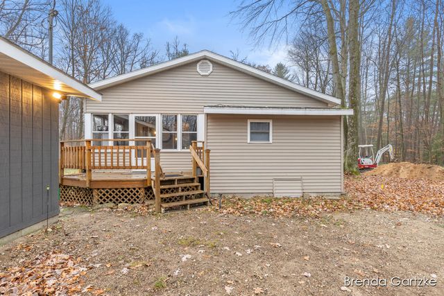 9807 N Maple Hill Road, Reynolds Twp, MI 49329